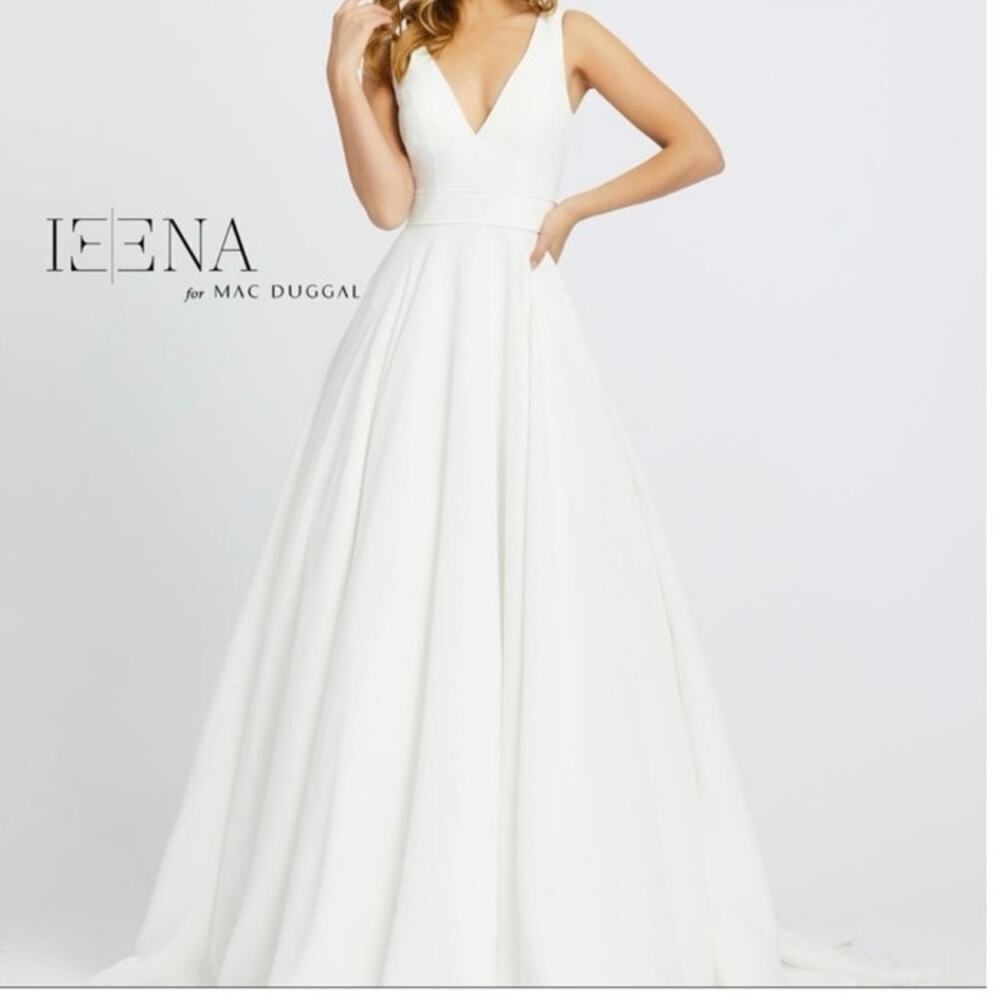 IEENA for Mac Duggal Women's White Plunging Sleeveless Chiffon Ball Gown Size 4
